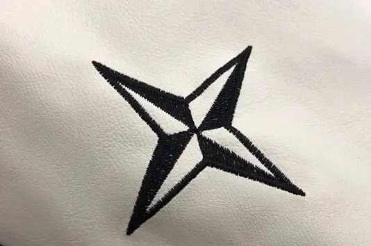 P230 Stone Island spliced PU leather and cotton baseball jacket (couples style three-color hair) Sheep long velvet body spliced PU leather sleeves, custom full towel embroidered logo on the chest and back. Three threads on the cuffs, hem and neck 1:1 custom dyeing No change in shape Original buttons restored 1:1 Loose and versatile Unique design must-have items for fashionistas Double hang tags Double wash Original armbands Couple style three-color hair: black, green, blue Style number: A01# Size: M-2XL